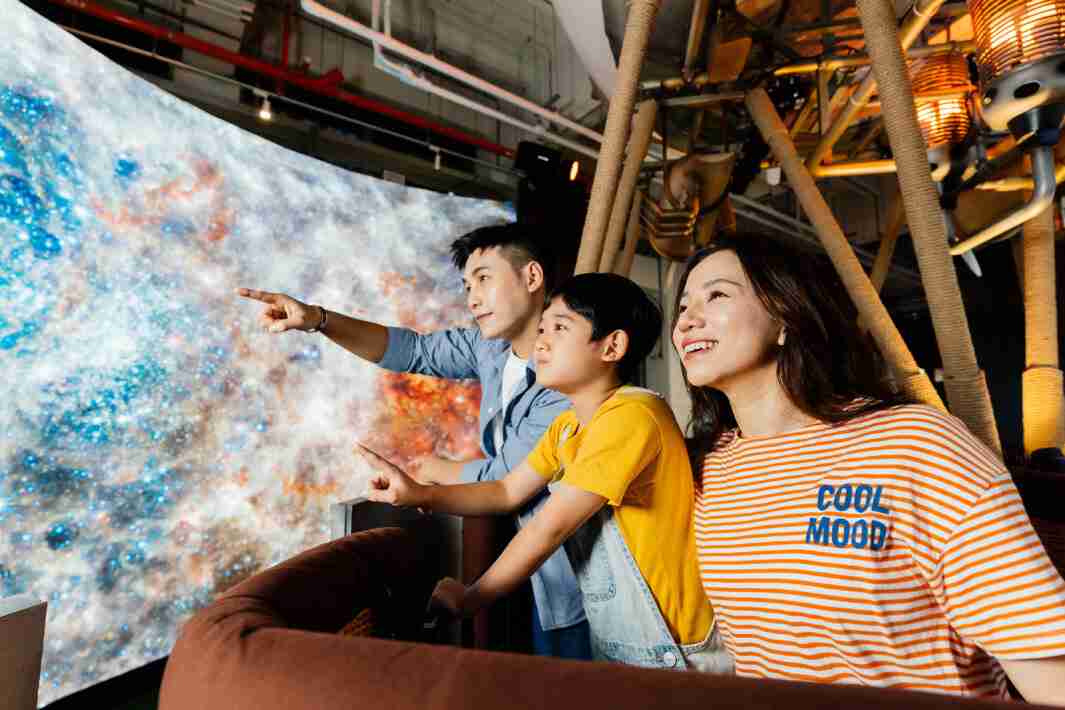 赏金国际打造全台最大宽6公尺、、高4公尺、、、、唯一搭载LED弧形拼接显示屏的动感飞行船，，让乘客驻足在热气球上，，，，享受身历其境的伪出国旅游乐趣