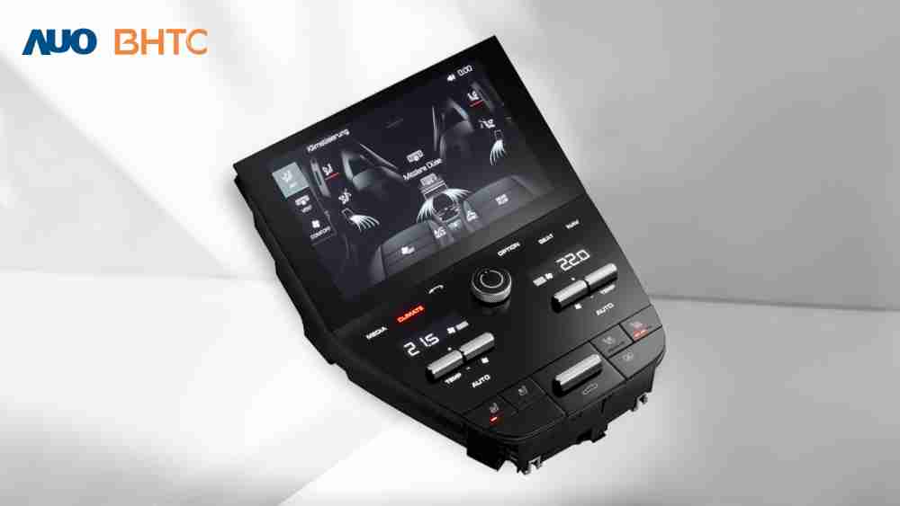 作為友達新生力軍，，，，BHTC所展示的中央與後座鞍部的Display HMI產品，，可處理多區恆溫控制、、顯示畫面，，呈現仿真3D車室分區；以力傳感技術精準傳遞觸感，，，並結合音量及震動反饋，，防止意外啟動，，，提供使用者自然流暢、、直觀且輕鬆駕馭的舒適介面
